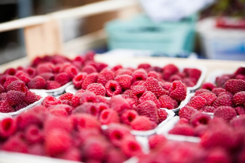 raspberries, fruits, food-422979.jpg